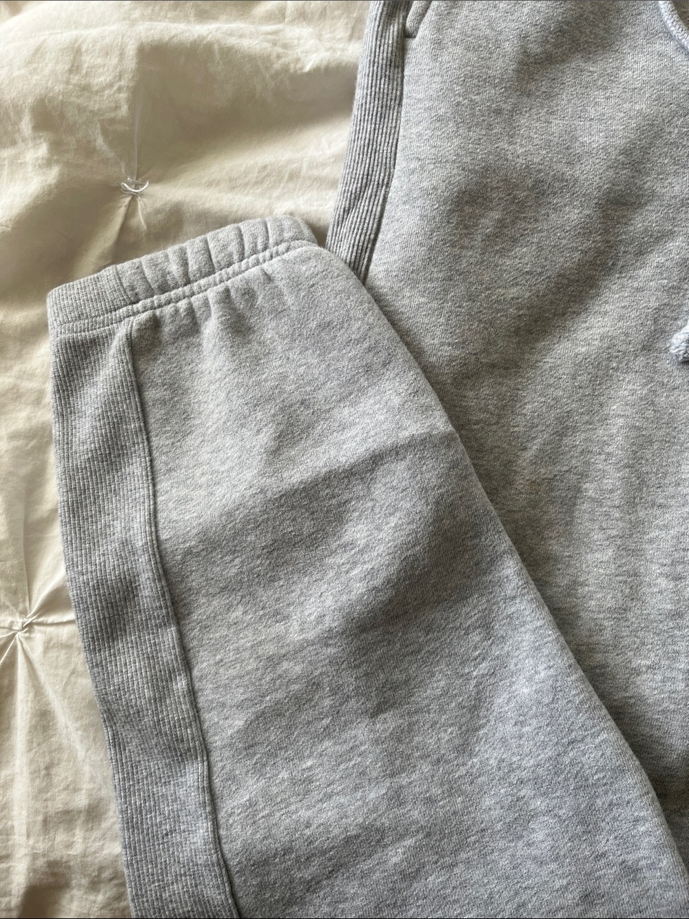 Aritzia Gray Cuffed Sweatpants - Picture 3 of 5